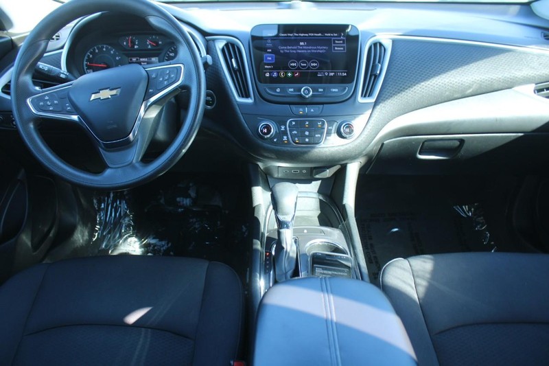 Chevrolet Malibu Vehicle Full-screen Gallery Image 12