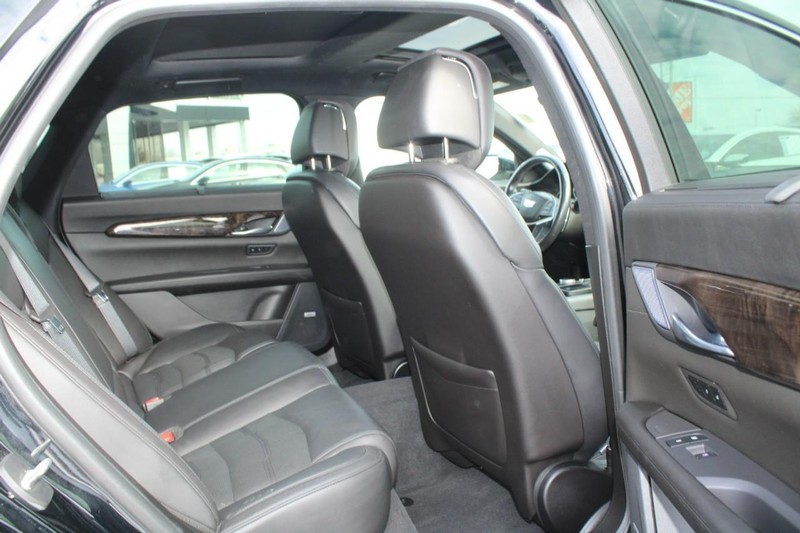 Cadillac CT6 Vehicle Full-screen Gallery Image 12