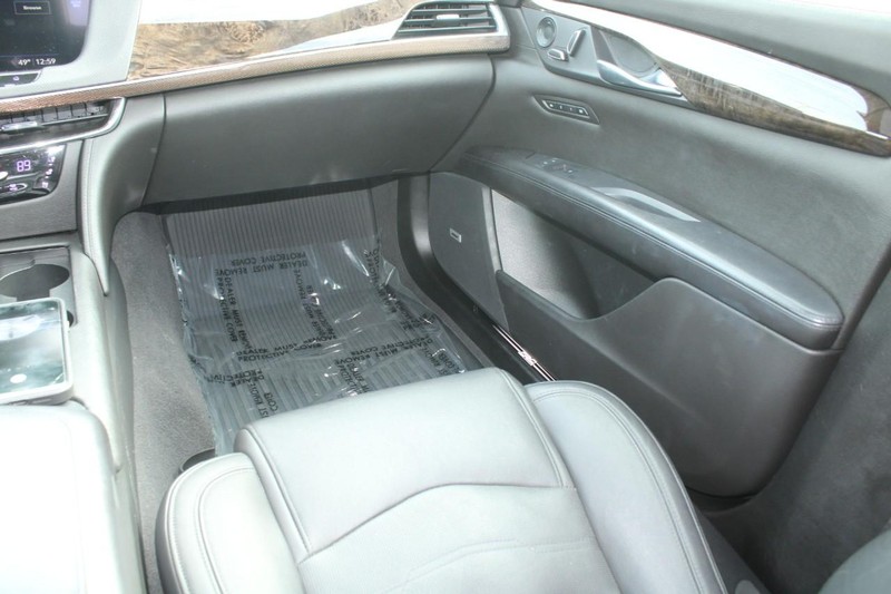 Cadillac CT6 Vehicle Full-screen Gallery Image 16