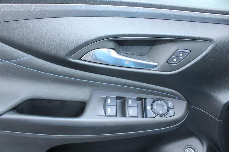 Buick Envista Vehicle Full-screen Gallery Image 09