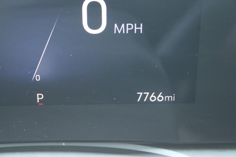 Buick Envista Vehicle Full-screen Gallery Image 19