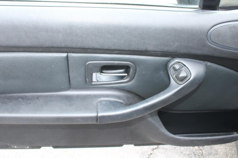 BMW Z3 Vehicle Full-screen Gallery Image 09