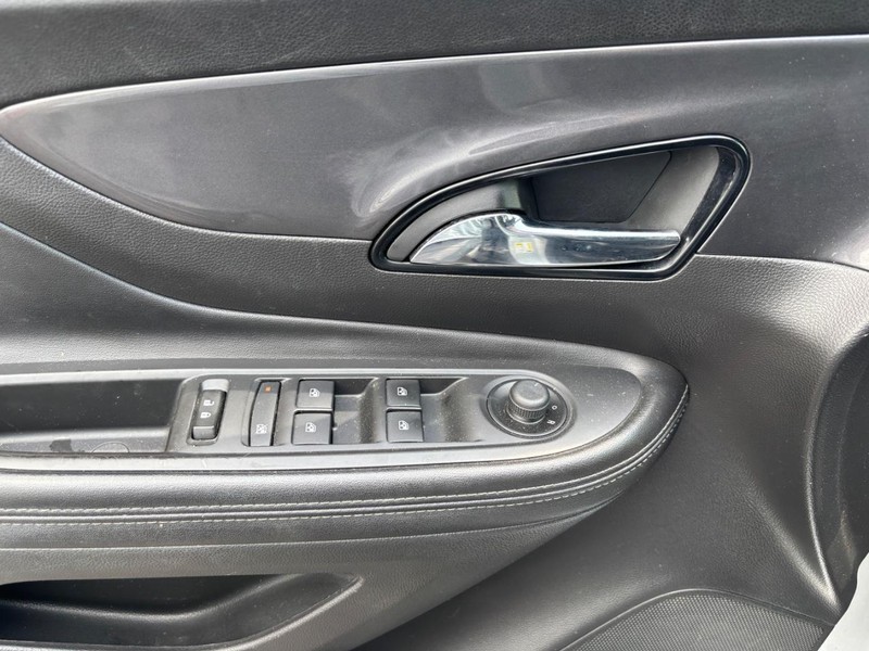 Buick Encore Vehicle Full-screen Gallery Image 09
