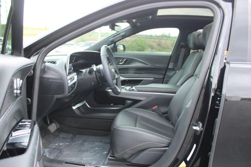 Cadillac LYRIQ Vehicle Full-screen Gallery Image 08