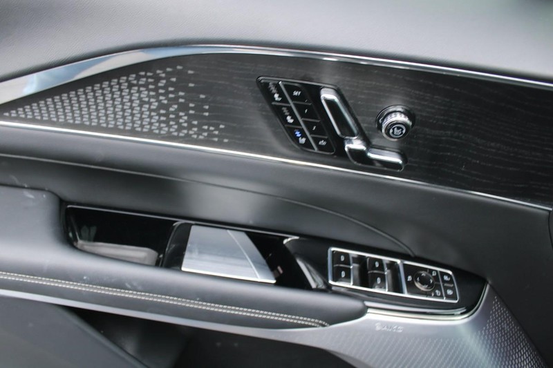 Cadillac LYRIQ Vehicle Full-screen Gallery Image 09