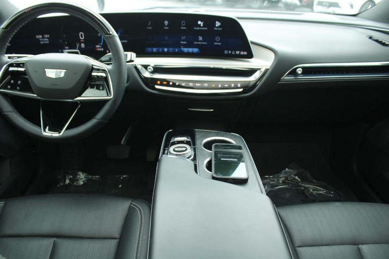 Cadillac LYRIQ Vehicle Full-screen Gallery Image 13