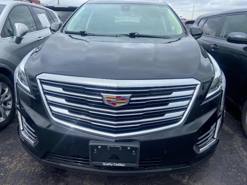 Cadillac XT5 Vehicle Full-screen Gallery Image 02