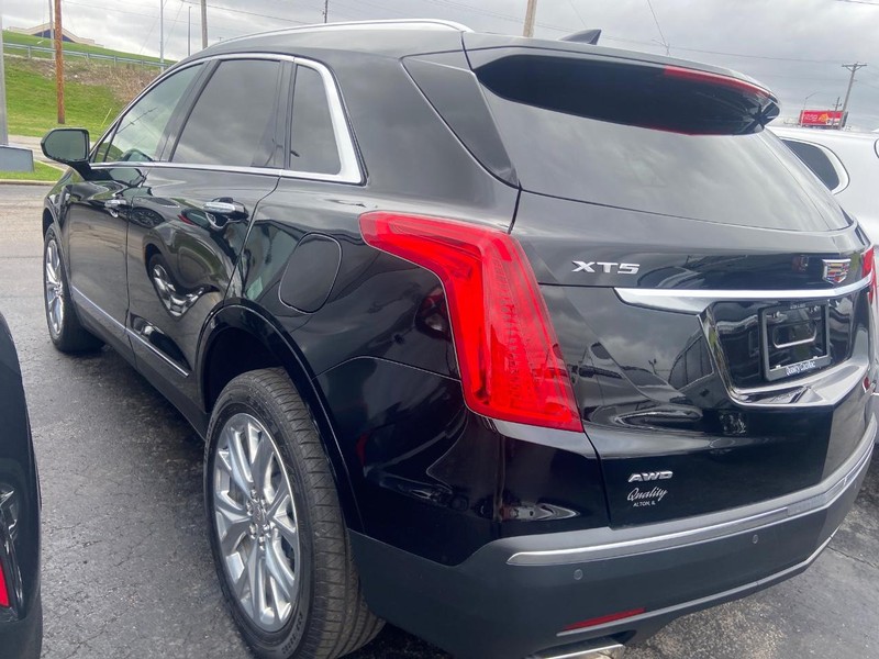 Cadillac XT5 Vehicle Full-screen Gallery Image 04