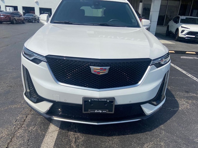Cadillac XT6 Vehicle Full-screen Gallery Image 02