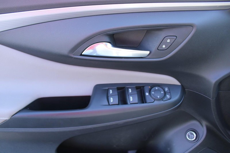 Buick Envista Vehicle Full-screen Gallery Image 09
