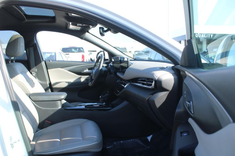 Buick Envista Vehicle Full-screen Gallery Image 11