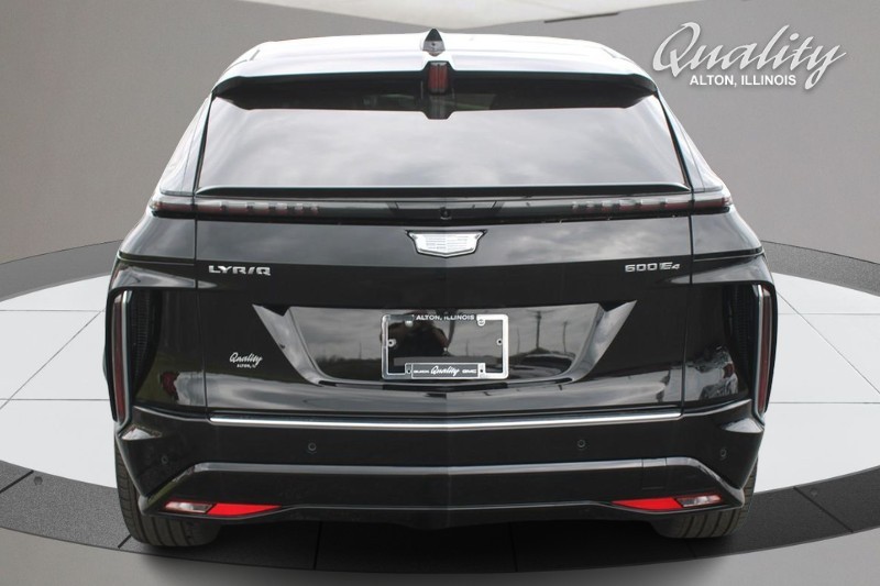 Cadillac LYRIQ Vehicle Full-screen Gallery Image 04