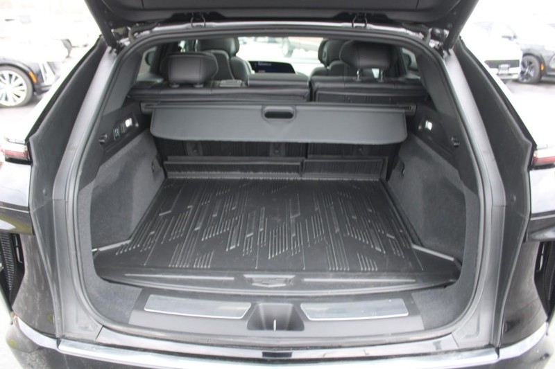 Cadillac LYRIQ Vehicle Full-screen Gallery Image 06