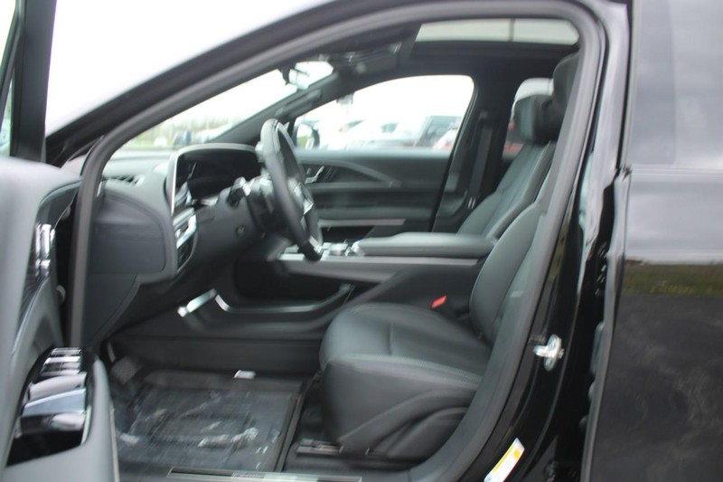 Cadillac LYRIQ Vehicle Full-screen Gallery Image 08