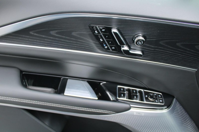 Cadillac LYRIQ Vehicle Full-screen Gallery Image 09