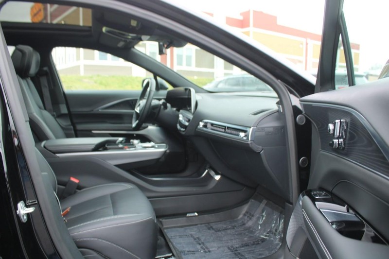 Cadillac LYRIQ Vehicle Full-screen Gallery Image 11