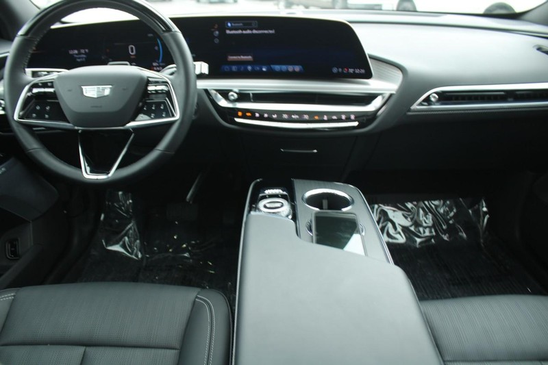 Cadillac LYRIQ Vehicle Full-screen Gallery Image 13