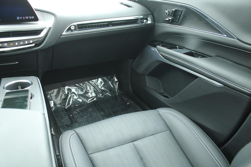 Cadillac LYRIQ Vehicle Full-screen Gallery Image 16