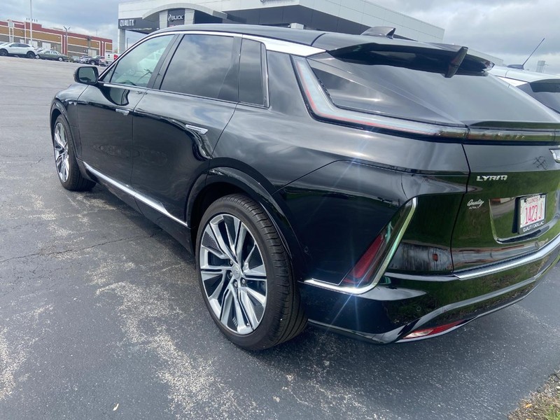 Cadillac LYRIQ Vehicle Full-screen Gallery Image 04