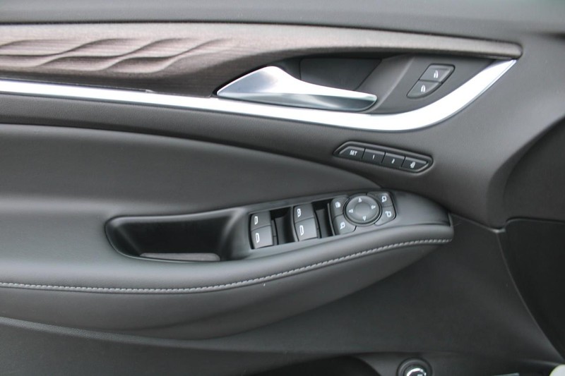 Buick Enclave Vehicle Full-screen Gallery Image 09