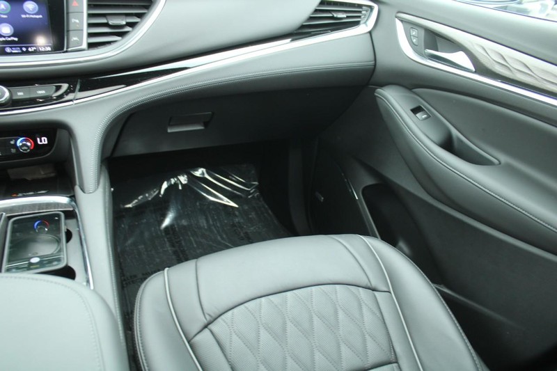 Buick Enclave Vehicle Full-screen Gallery Image 16