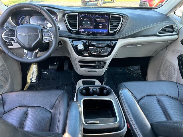 2022 Chrysler Pacifica Hybrid Touring L - Photo 11