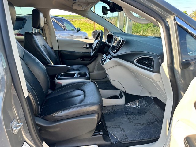 2022 Chrysler Pacifica Hybrid Touring L - Photo 16