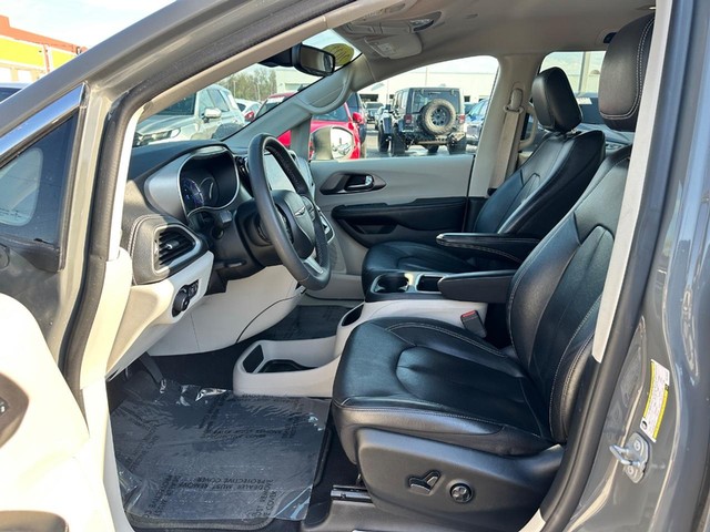 2022 Chrysler Pacifica Hybrid Touring L - Photo 18