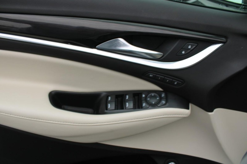 Buick Enclave Vehicle Full-screen Gallery Image 09