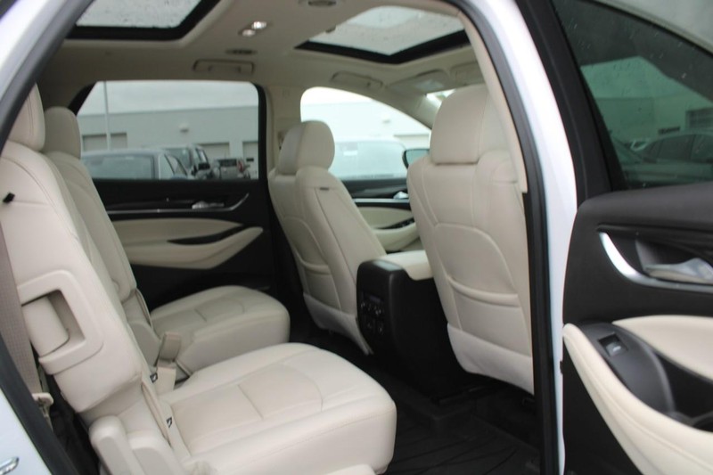 Buick Enclave Vehicle Full-screen Gallery Image 11