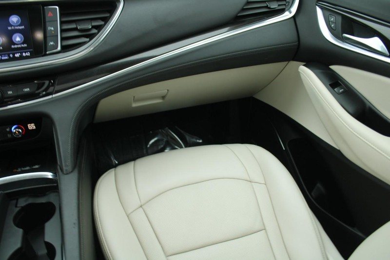 Buick Enclave Vehicle Full-screen Gallery Image 15