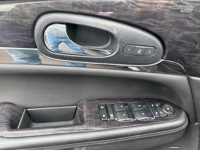 Buick Enclave Vehicle Full-screen Gallery Image 08