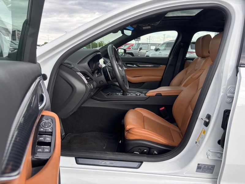 Cadillac CT5-V Vehicle Full-screen Gallery Image 08