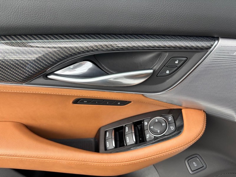 Cadillac CT5-V Vehicle Full-screen Gallery Image 09