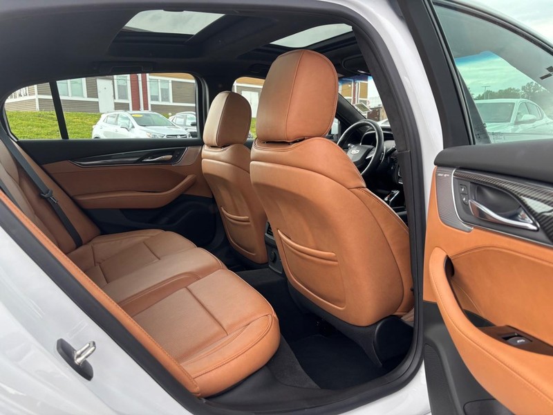 Cadillac CT5-V Vehicle Full-screen Gallery Image 12