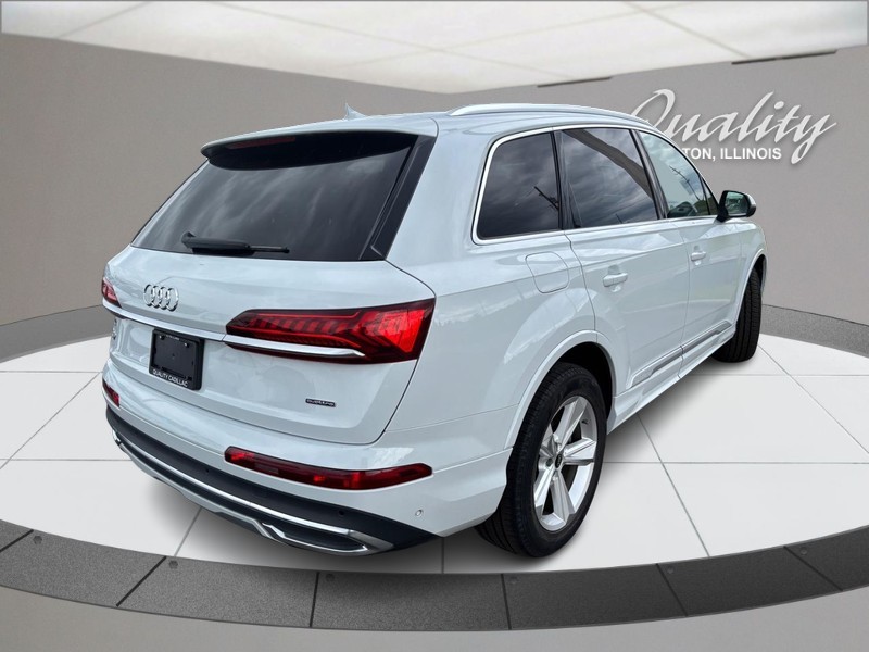 Audi Q7 Vehicle Full-screen Gallery Image 03