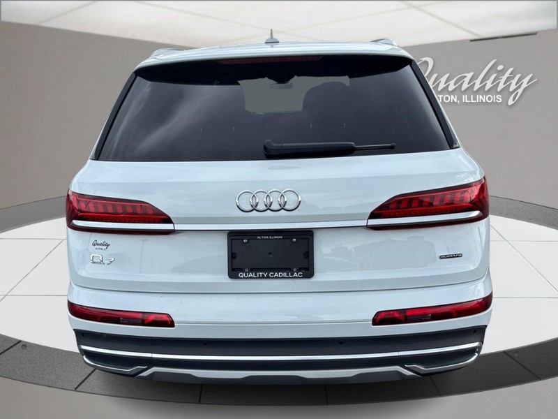 Audi Q7 Vehicle Full-screen Gallery Image 04