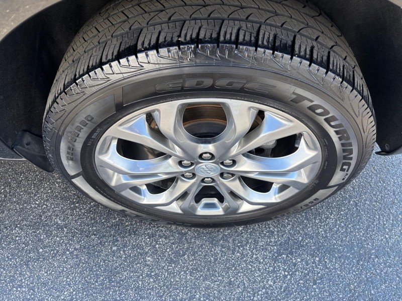Buick Enclave Vehicle Full-screen Gallery Image 07