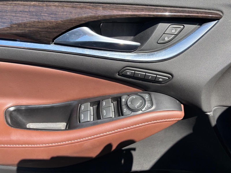 Buick Enclave Vehicle Full-screen Gallery Image 09