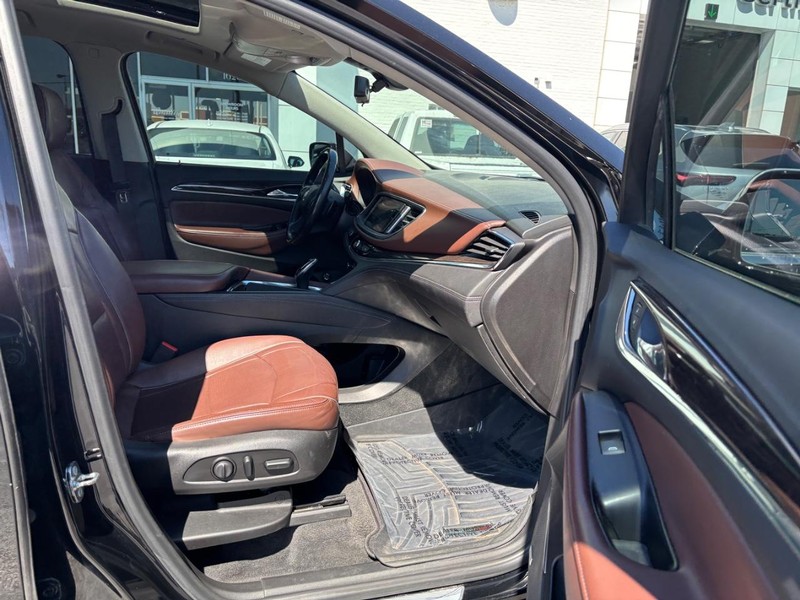 Buick Enclave Vehicle Full-screen Gallery Image 11