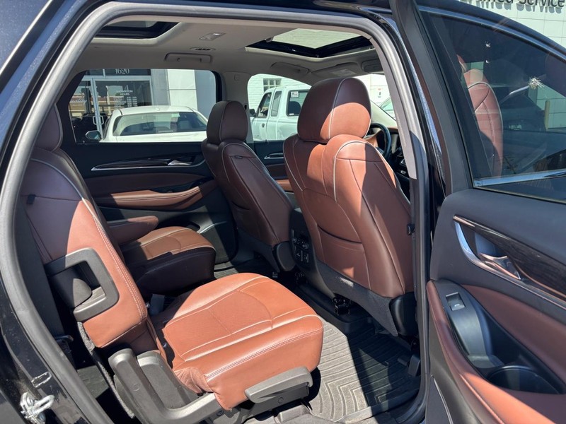 Buick Enclave Vehicle Full-screen Gallery Image 12