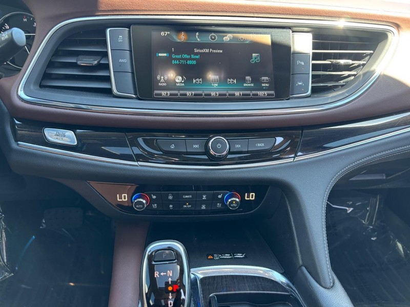 Buick Enclave Vehicle Full-screen Gallery Image 15