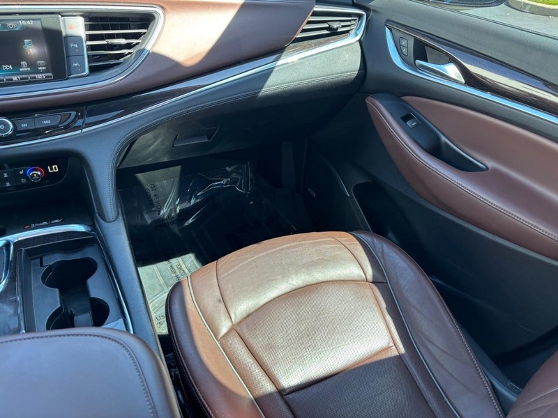 Buick Enclave Vehicle Full-screen Gallery Image 16