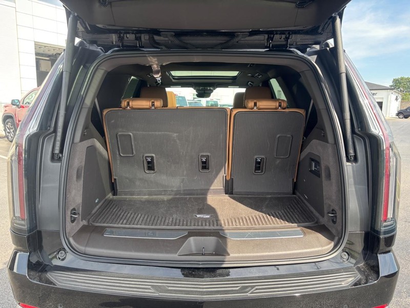 Cadillac Escalade Vehicle Full-screen Gallery Image 06