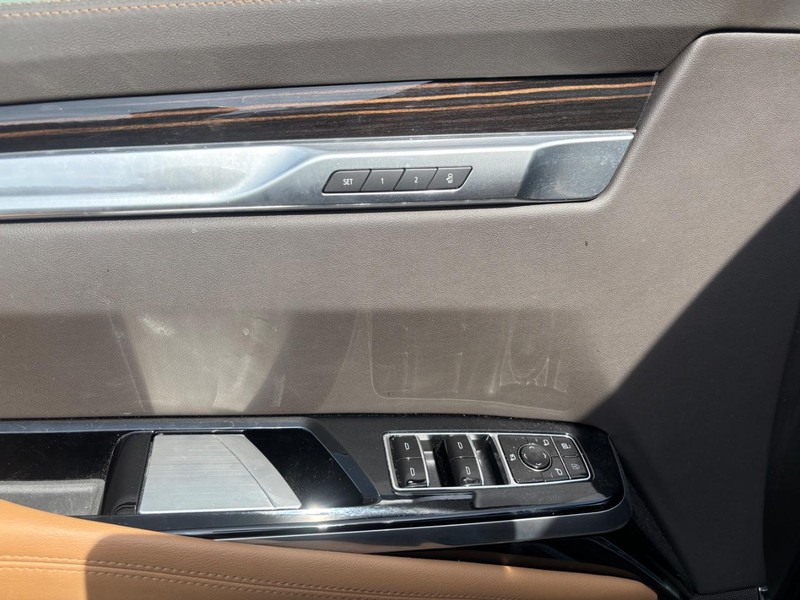 Cadillac Escalade Vehicle Full-screen Gallery Image 09