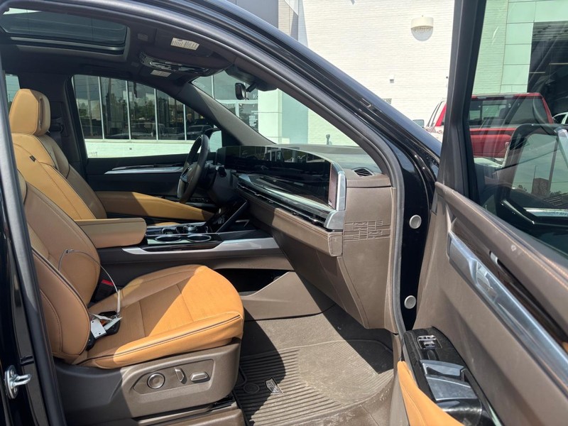 Cadillac Escalade Vehicle Full-screen Gallery Image 11