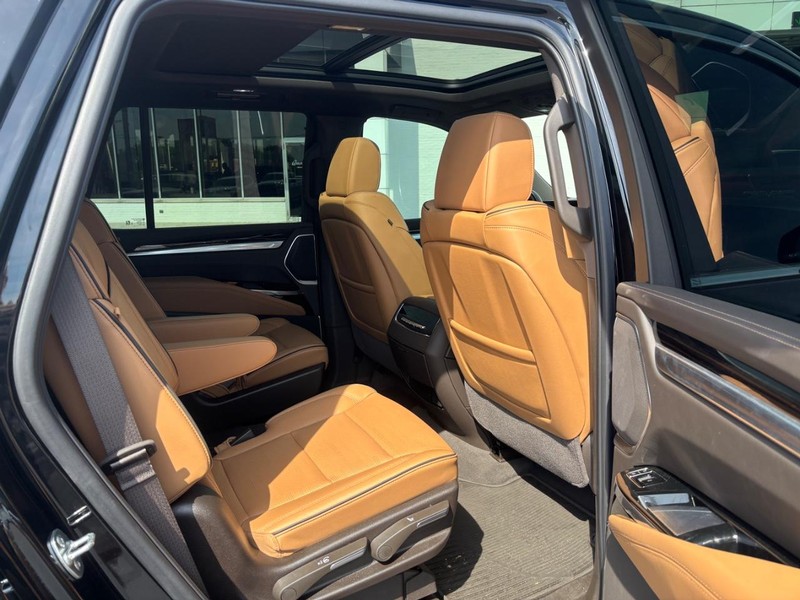 Cadillac Escalade Vehicle Full-screen Gallery Image 12