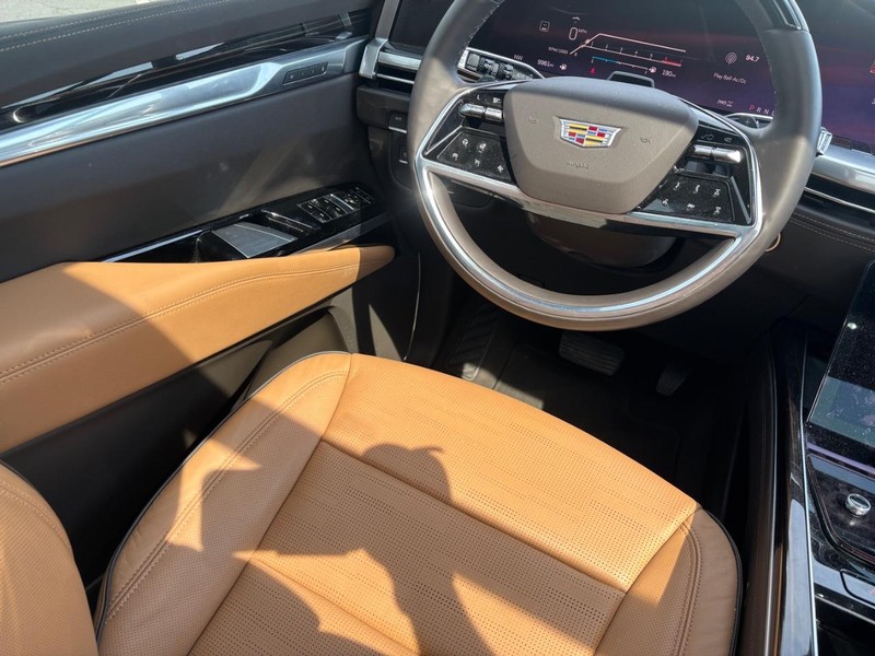 Cadillac Escalade Vehicle Full-screen Gallery Image 14
