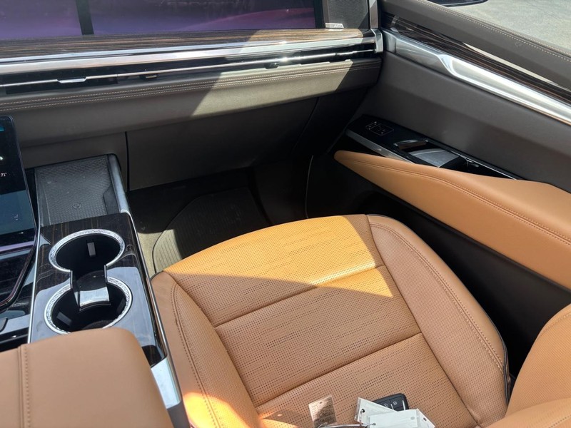 Cadillac Escalade Vehicle Full-screen Gallery Image 17