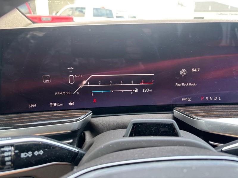 Cadillac Escalade Vehicle Full-screen Gallery Image 19